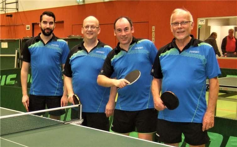 Die 4. Herren vor ihrem letzten Spiel der Hinrunde. Von links: Rachid Saddiki, Michael Mierzowski, Markus Hölscher und Michael Sonntag. Foto: privat