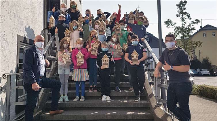 Die 4. Klasse der Grundschule Adenau hatte bei einer Aktion Insektenhotels für den eigenen Garten gebaut.Foto: Generationenbüro der Verbandsgemeinde Adenau