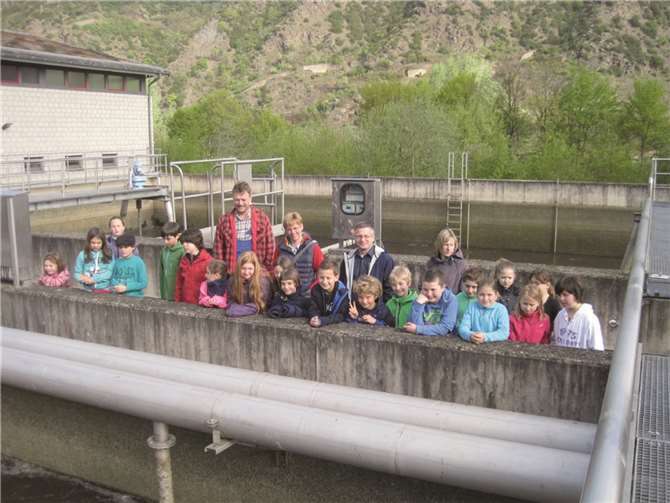 Die 4. Klasse der Konrad-Adenauer-Schule besichtigte mit Ortsbürgermeister Philipp Thönnes (Mitte hinten) und Klassenlehrerin Petra Schallenberger die Treiser Kläranlage. -MT-