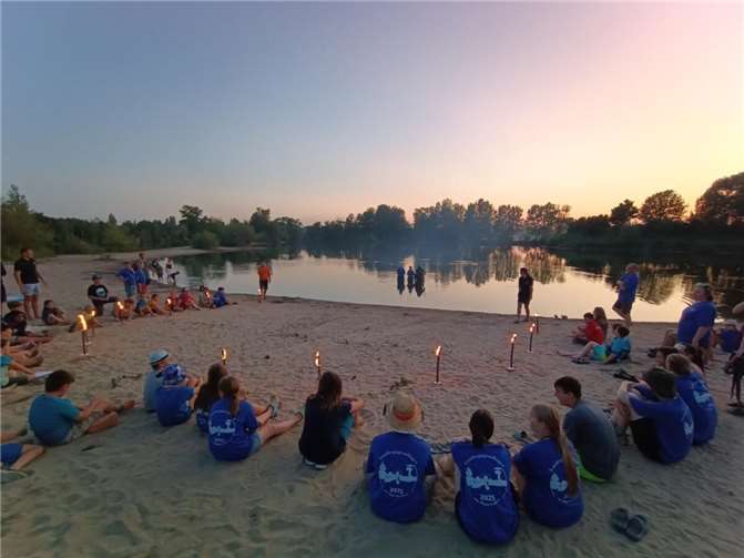 Tauchsportclub Koblenz: gemeinsamer Sport, Spaß und Natur Die 40 Kinder und Jugendlichen zelteten gemeinsam, lernten tagsüber mit Tauchlehrer:innen und Trainer:innen Tauchen und saßen abends gemeinsam beim Lagerfeuer zusammen. Foto: Björn Neureuter