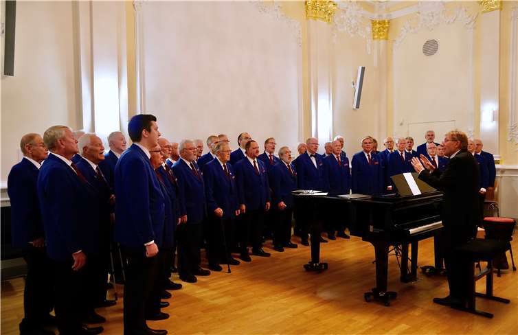 Die 40 Sänger des MC Bachem und Hans-Albert Jahn am Flügel. Fotos: KG