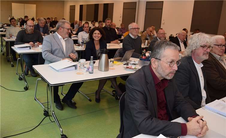 Die 48 Mitglieder der Vollversammlung, die sich sowohl aus Arbeitgeber- wie auch Arbeitnehmervertretern des Handwerks aus dem Kammerbezirk zusammensetzt, verabschiedeten wichtige Entscheidungen für die „Wirtschaftsmacht von nebenan“ im nördlichen Rheinland-Pfalz.  Fotos: HwK Koblenz / Dagmar Schweickert