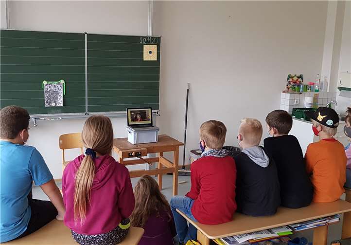 Die 4b bei der digitalen Lesung.