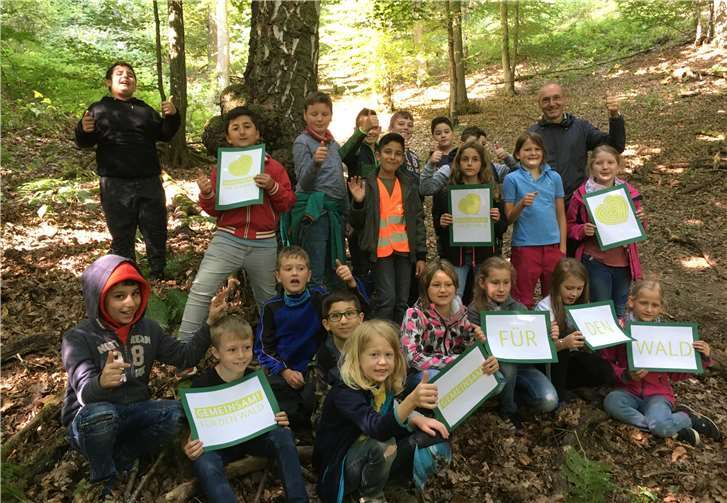 Die 4c der Grundschule Adenau zeigt mit dem Grünen Herz ihre Verbundenheit mit dem Wald. Foto: privat