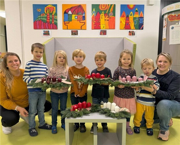 Die 5 Adventskränze wurden Ende November den Kindern und Erzieherinnern übergeben.  Foto:privat