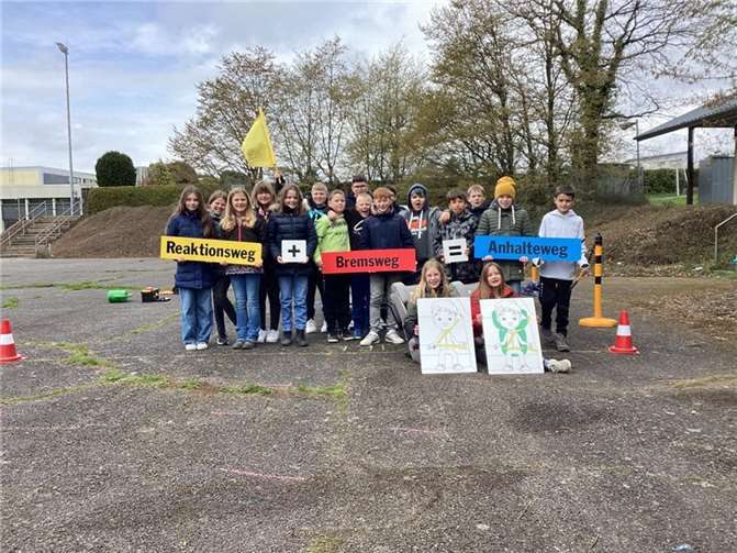 Die 5. Klassen der Realschule plus in Nachtsheim beim Workshop mit dem ADAC.  Foto: privat