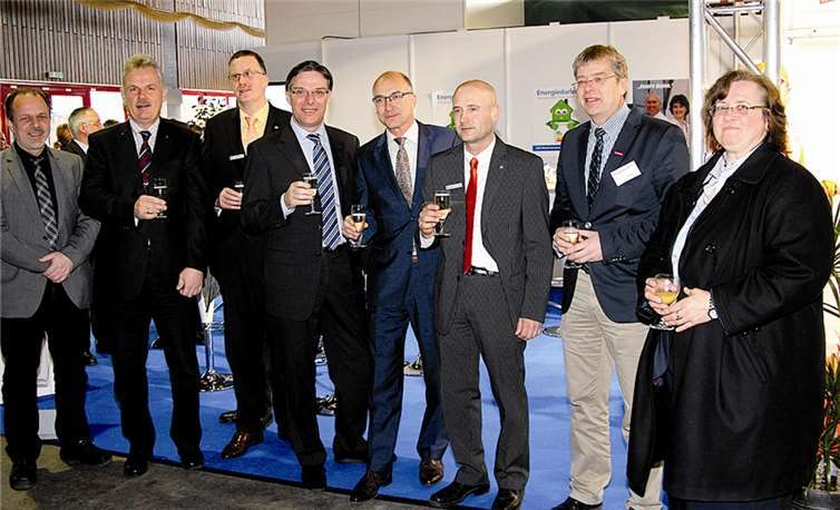 Die 5. Meckenheimer Messe Haus & Garten 2013 in der Jungholzhalle ist eröffnet. Burkhard Kraus, Vorstandmitglied der Raiffeisenbank Rheinbach Voreifel eG (4.v.li.) bedankt sich bei den Ausstellern und Organisatoren der diesjährigen Baumesse. STEIN