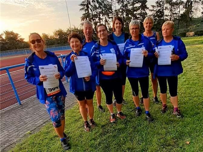 Die 5 km Walker nach der Aushändigung der Urkunden.