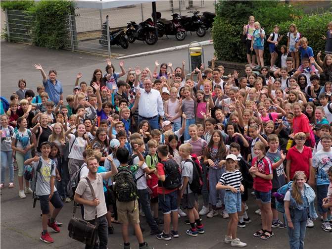 Die 5. und 6. Klasse des Martinus Gymnasium befreite die Stadt Linz von lästigem Schmutz.  Foto: Leo Letschert