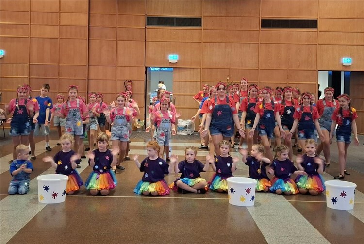 Die 50 Tänzerinnen und Tänzer des Kindershowballetts feierten die Premiere ihrer aktuellen Show „Kunterbunte TRG Kids“.