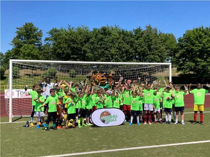 Die 50 jungen Teilnehmer des Fußballcamps hatten viel Spaß beim gemeinsamen Kicken.  Foto: SG Bad Breisig