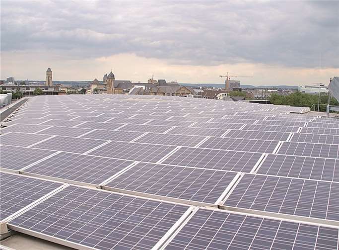 Die 517 Quadratmeter große Photovoltaik-Anlage auf dem Dach der Rhein-Mosel-Halle. US