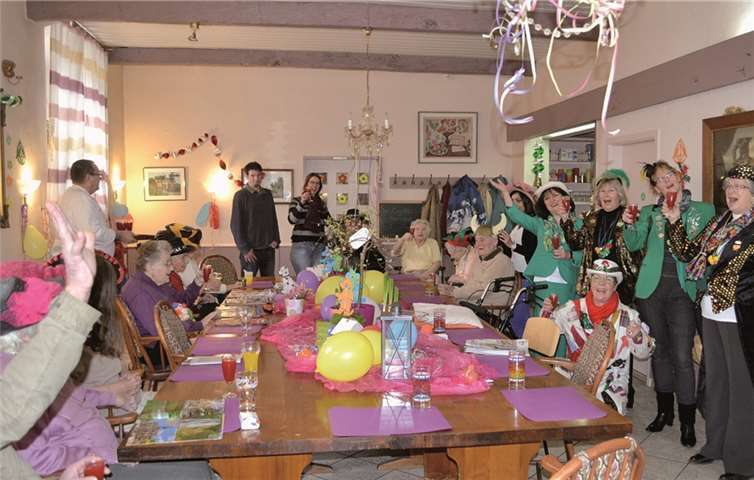 Die 5/4 Möhnen begeisterten in der Senioren-Wohngemeinschaft „Zur Krone“.privat