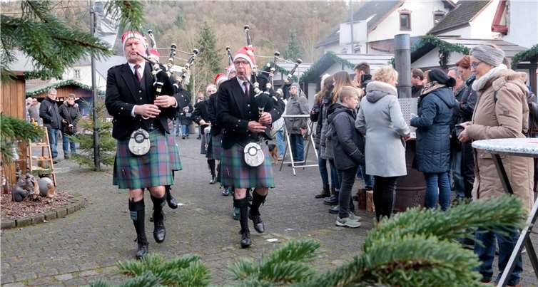 Die 56th District Pipe Band marschiert ein.