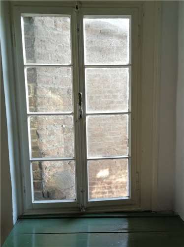 Die 60 Jahre alten Fenster sollen ausgetauscht werden.