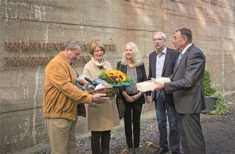 Die 600.000 Besucherin, Beate Krick aus Oberursel, wurde beglückwünscht. (v.l.) Erich Nagel, 2. Vorsitzender Heimatverein Alt-Ahrweiler, Beate Krick, Heike Hollunder, Museumsleiterin, Dr. Wilbert Herschbach, 1. Vorsitzender Heimatverein Alt-Ahrweiler, Andreas Wittpohl, Geschäftsführer des Ahrtal-Tourismus Bad Neuenahr-Ahrweiler e.V..