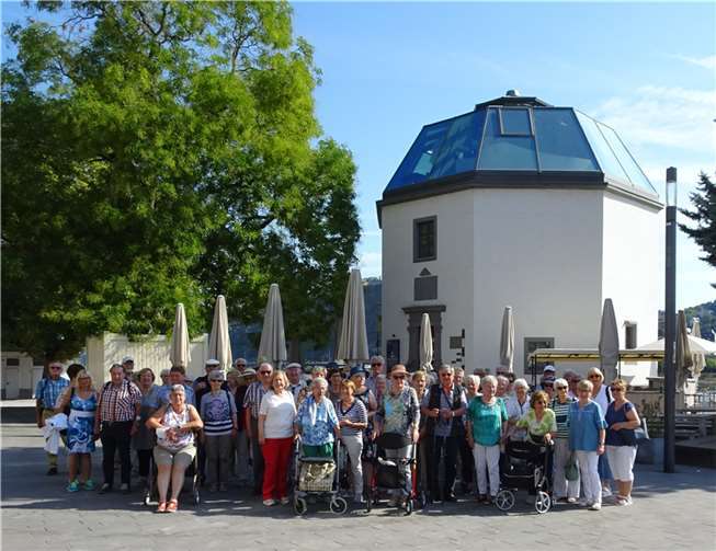 Die 69 Teilnehmerinnen und Teilnehmer vor dem Pegelhaus in Koblenz.  Foto: Senioren-Union Mendig