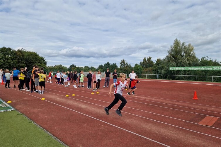 Die 7. Klassen beim Staffellauf.