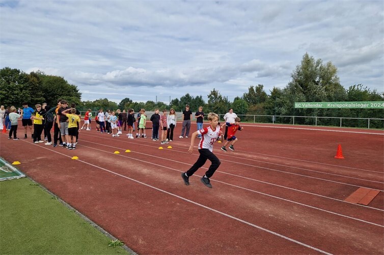 Die 7. Klassen beim Staffellauf.