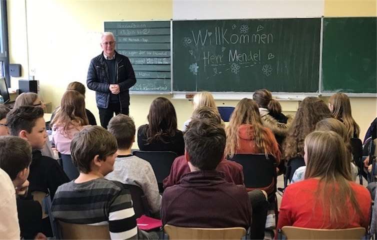 Die 7. Klassen der Realschule plus Puderbach empfingen im Rahmen des Sozialkundeunterrichts den frisch in seinem Amt bestätigten VerbandsbürgermeisterVolker Mendel.Foto: privat