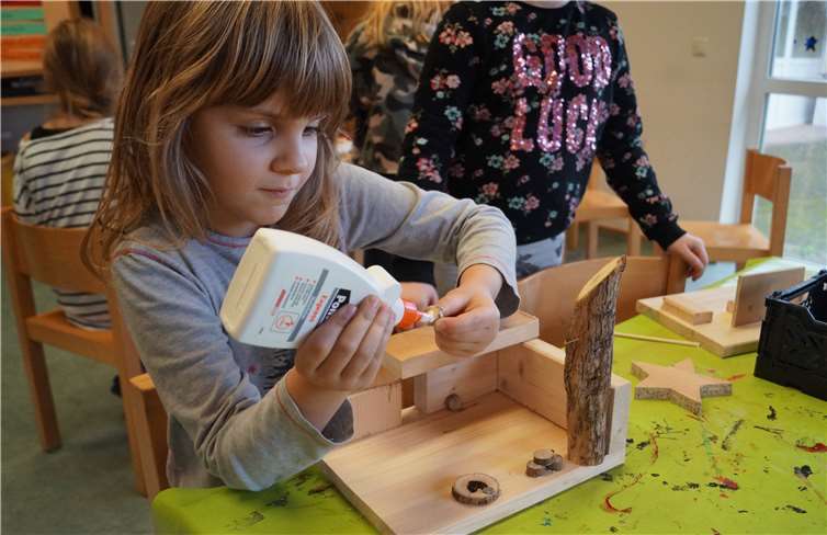 Die 7 bis 10-jährigen Kinder fertigten eigene Kunstwerke aus Holz an.