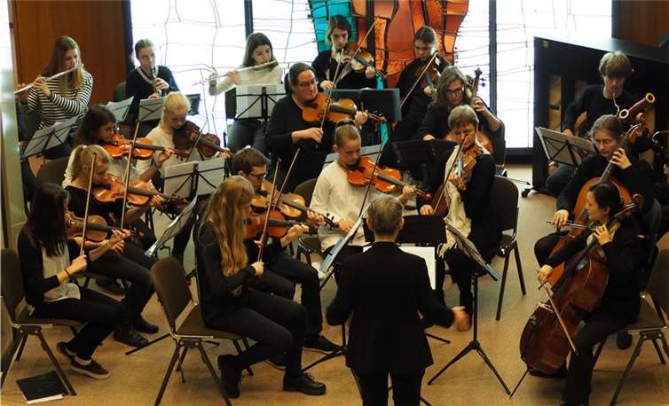 Die 70 Musiker boten eine stimmungsvolle Darbietung an.KMS