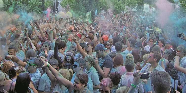 Die 7.000 Partygäste feierten auf der Karthause ausgelassen in der Farbenvielfalt.privat