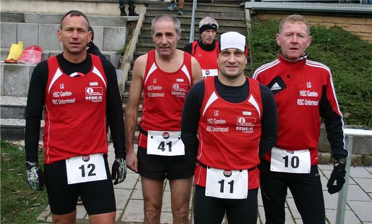 Die 7000 m – Läufer vor dem Finale der Cross-Serie in Alflen..v.l.n.r.: Oliver Beck – Robert Gotto – Vadim Penner und Markus Fabry.privat
