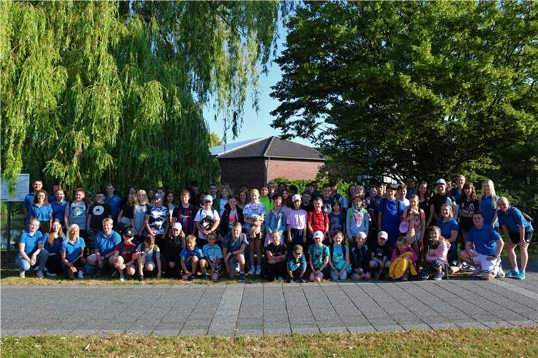 Die 72 Jugendlichen und Betreuer warteten erwartungsvoll auf die Abfahrt.  Foto: SV Hertha Buschhoven