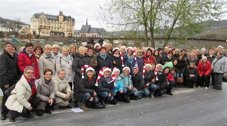 Die 75 Teilnehmer beim Tagesausflug in der Altstadt von Bernkastel-Kues.Privat