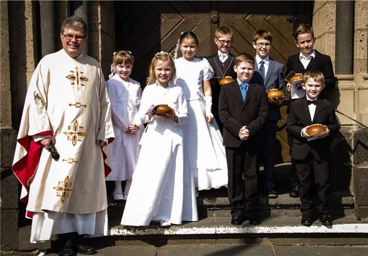 Die 8 Kommunionkinder von Miesenheim mit Pastor Alexander Kurp.privat