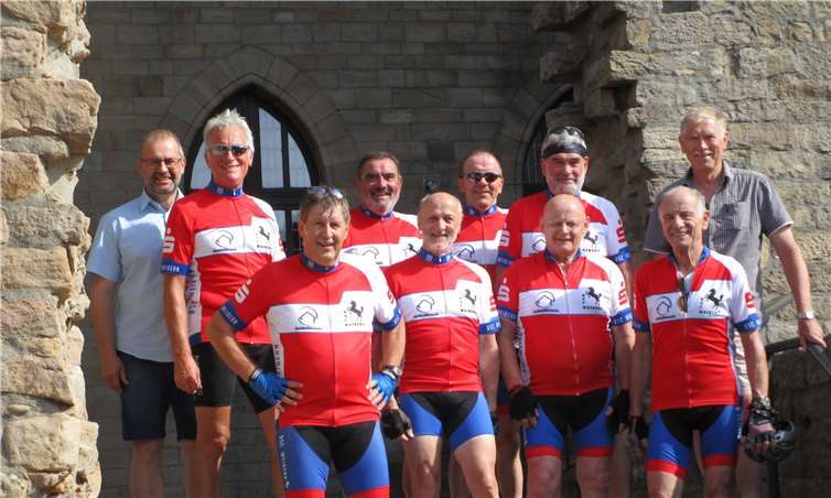 Die 8 Rennradfahrer sowie Dieter Pütz und Eugen Ritzdorf. Fotos: privat