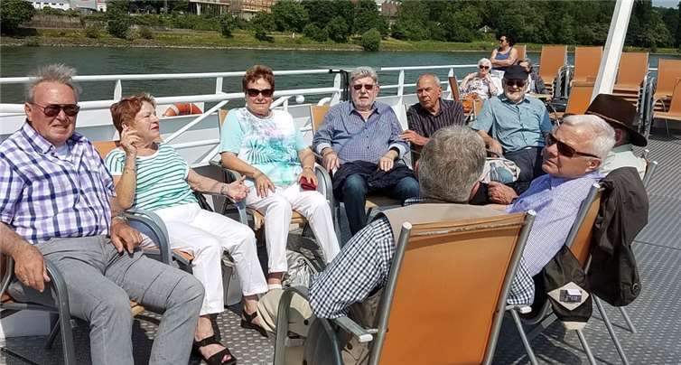Die 80-jährigen Ausflügler in vertrauter Runde auf dem Oberdeck.Foto: privat