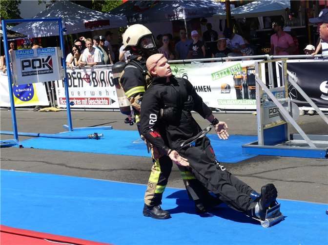 Die 80 kg schwere Übungspuppe (Dummy) musste als letzte Übung über die Ziellinie gerettet werden.
