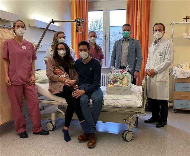 Die 800. Geburt an Heiligabend – ein besonderes Ereignis im St. Elisabeth Mayen. Mit den stolzen Eltern Katrin und Dennis Arens freuen sich über die kleine Pauline, von links: Elvira Hoffmanns (Leitende Hebamme), Laura Sikora (Gesundheits- und Kinderkrankenpflegerin), Tabea Dückmann (Hebammenschülerin), Georg Kohl (Kaufmännischer Direktor) und Chefarzt Dr. Senad Habibovic.Foto: Gemeinschaftsklinikum Mittelrhein gGmbH