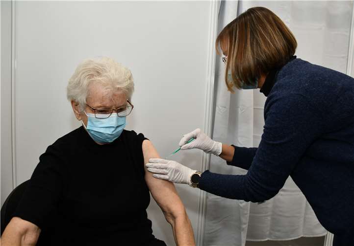 Die 84-Jährige Mayenerin wird geimpft. Foto: Kreisverwaltung Mayen-Koblenz