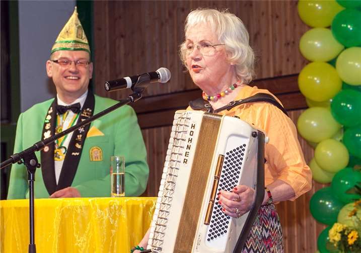 Die 84-jährige Künstlerin Jutta Gersten zog mit ihrer Quetsch das Publikum in ihren Bann.