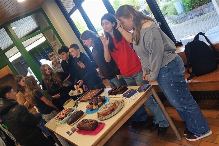 Die 8b beim Kuchenverkauf