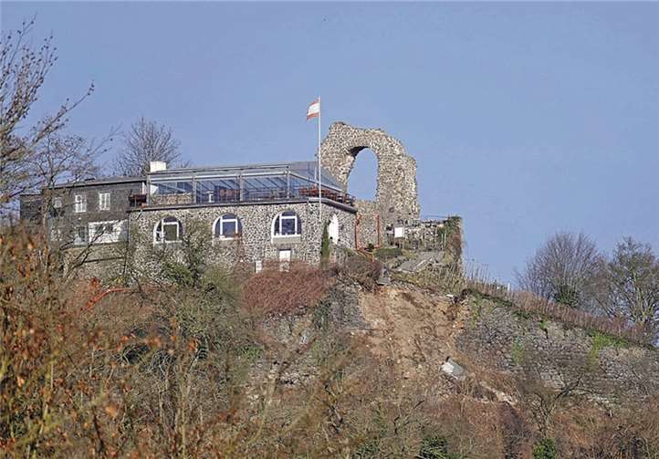 Die 900 Jahre alte Trockenmauer am Aufgang zum Rolandsbogen hat nachgegeben, Folge war ein Abrutschen des Aussichtspodestes. AB