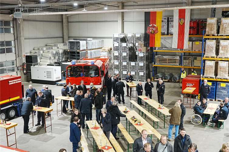 Die 900 Quadratmeter große Halle beherbergt Sandsäcke, Feldbetten, Trinkwasserbeutel, Transportfahrzeuge, Wasser- und Kraftstofftanks und vieles mehr.