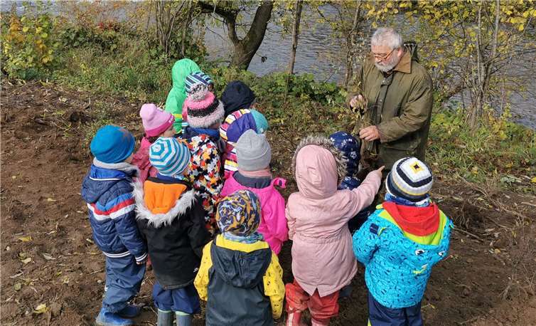 Die 95 Kinder waren in kleinen, sich abwechselten Gruppen mit großem Eifer und viel Spaß bei der Pflanzaktion dabei.Foto: privat