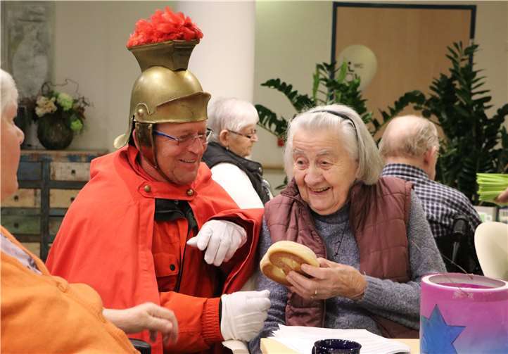 Die 98-jährige Gertrud Bung freut sich jedes Jahr über den Besuch von Sankt Martin.