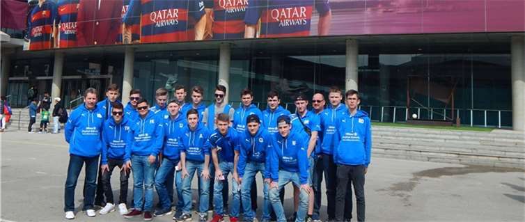 Die 99er aus Villip vor dem Stadion des FC Barcelona.privat