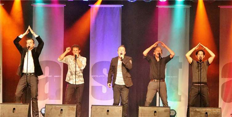 Die A-Cappella-Gruppe „Basta“ begeistert das Publikum in der Rheinhalle. Wallauer/infopress4u