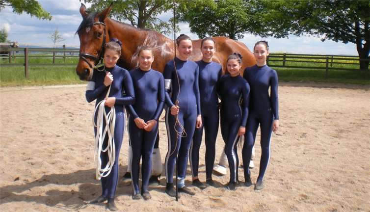 Die A-Gruppe mit ihrem Pferd Lucano. privat