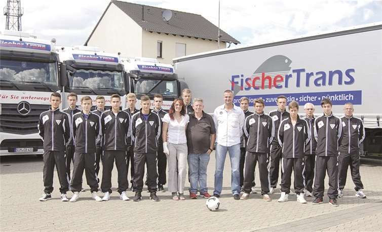 Die A-Jugend--Spieler mit Frank Fischer und seiner Gattin. privat