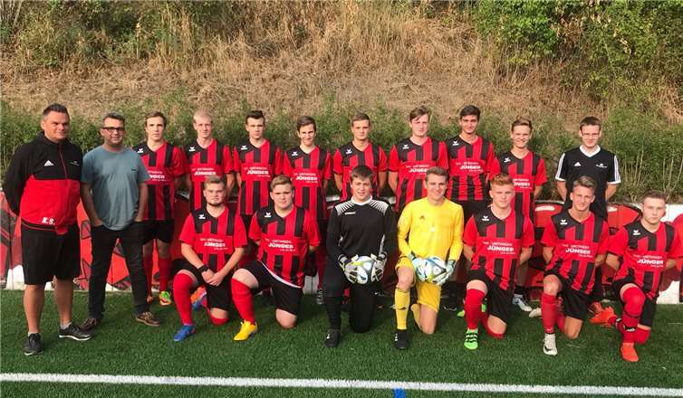 Die A-Jugend der JSG Linz in ihren neuen Trikots. privat