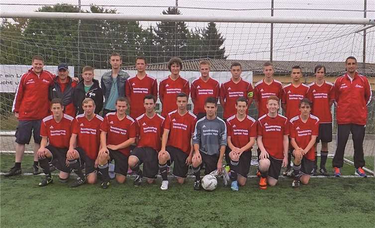 Die A-Jugend der JSG Maifeld präsentiert sich stolz in ihrem neuen Dress.privat