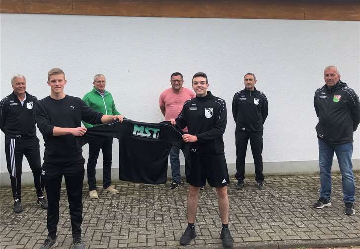 Die A-Jugend des JFV Zissen kann sich über die neuen Ziptops freuen. Foto: privat