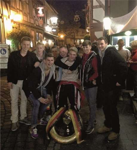 Die A-Jugend gratuliert Rene Bethke. privat